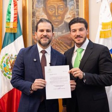YoAmoaLaCiencia's tweet photo. Samuel García no puede seguir ignorando a los osos.

Un oso negro murió atropellado el día de hoy  en la Carretera Nacional, a la altura de la comunidad La Palma, en Nuevo León.

El conductor responsable se dio a la fuga y hasta ahora no ha sido identificado. 

El aumento de avistamientos de osos en zonas urbanas y carreteras no es casualidad: es consecuencia directa de la pérdida y fragmentación de su hábitat. 

Además de esto, Nuevo León alberga una de las subespecies más raras del país: el Oso Negro de Nuevo León (Ursus americanus eremicus). 

Está en peligro crítico de extinción. 

Su población disminuye por baja natalidad, pérdida de hábitat y la falta de un verdadero programa reproductivo.

Samuel García ignora la crisis ambiental en su estado, no ha presentado ningún plan estatal para proteger a los osos ni para ninguna otra especie.

Es responsabilidad de Raúl Lozano Caballero, titular de Medio Ambiente estatal, coordinarse urgentemente con Profepa, encabezada por Mariana Boy.

Para monitorear ejemplares y reubicar a aquellos que se encuentren en zonas de riesgo.

Mientras tanto, Alicia Bárcena, titular de la Semarnat, no ha presentado un solo programa nacional para la protección de osos. 

No hay estrategia, no hay presupuesto asignado, no hay voluntad del gobierno de Sheinbaum.

Su atención está enfocada en su carrera diplomática y sus aspiraciones internacionales, mientras la fauna silvestre mexicana muere.

Los osos no pueden esperar los intereses políticos.