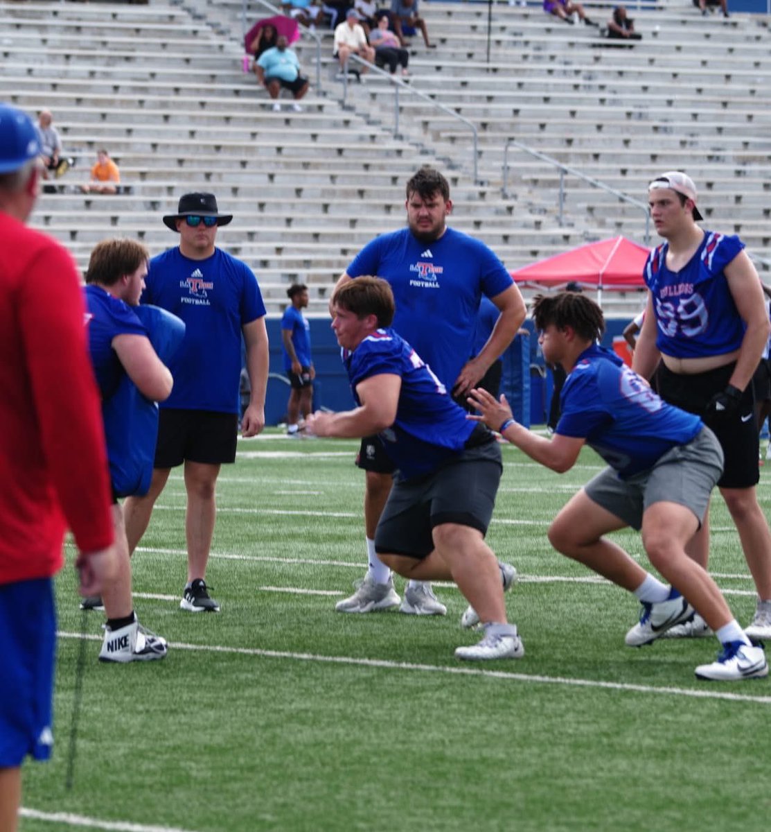 i_wallace72's tweet image. Blessed to be apart of the @LATechFB camp this morning with @HunterDavis53
#Louisiana #OLine #Grind #FootBall
@jeritroser @samspiegs @4thqtmentality @MikeCoppage1 @RoyThompsonFB @rivalswoody @gridironfootbal @MarcusRandall19 @AndyBryson225 @CoachBradSmiley @JeremyO_Johnson…