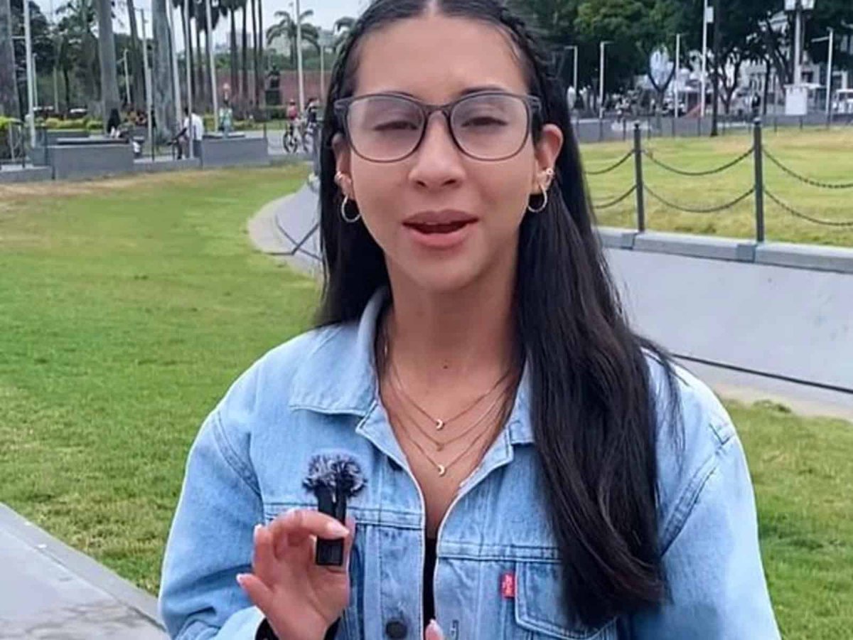 📢La madre de la periodista detenida Nakary Mena solicitó una evaluación médica urgente, ya que su hija sufre escoliosis y duerme en una colchoneta que agrava su dolor lumbar