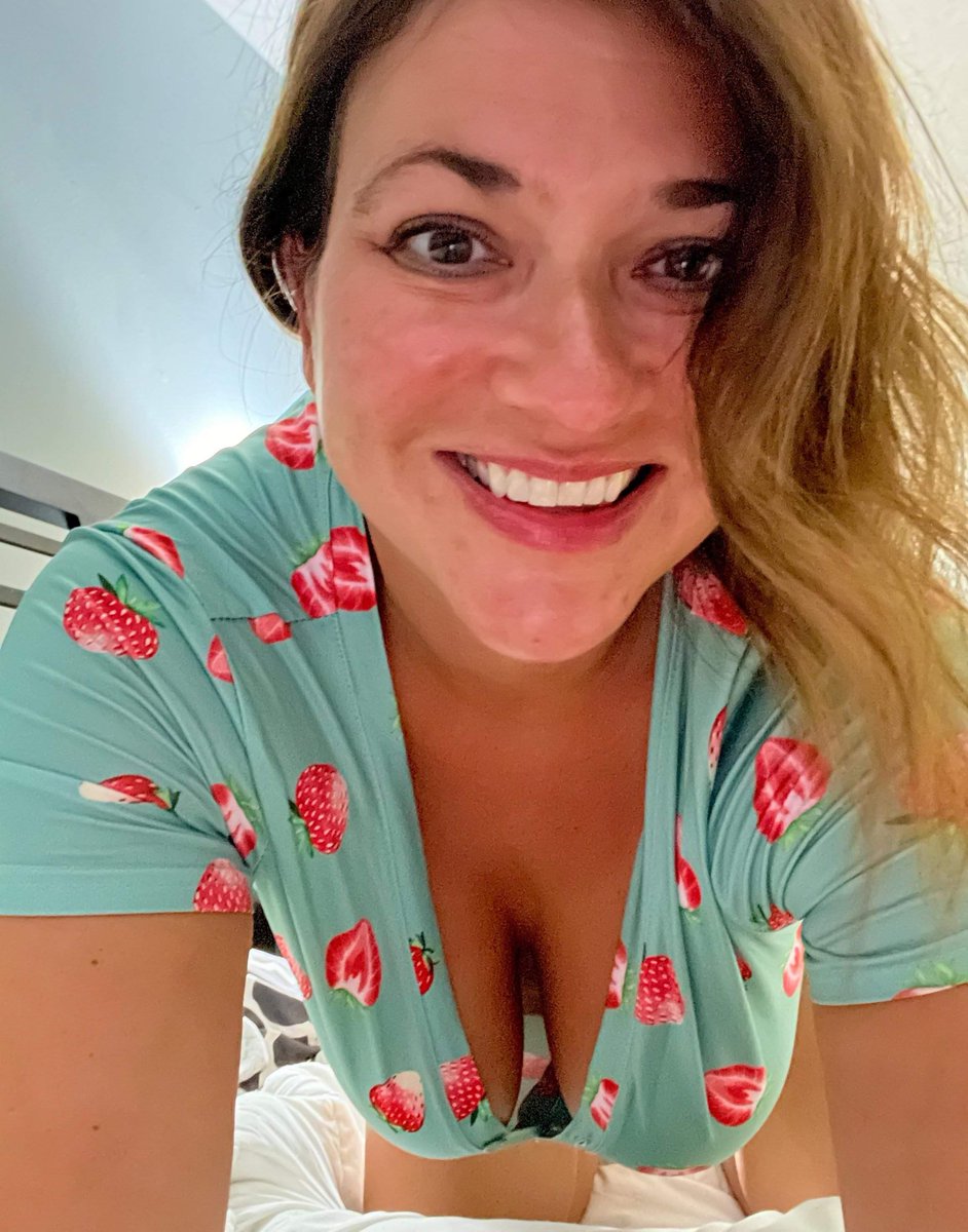 trinhar74's tweet photo. Am I still the kind of woman you’d notice in a crowded room? ❤️😉  https://t.co/dDb9ZU28XZ https://t.co/Ot8FxnutFw