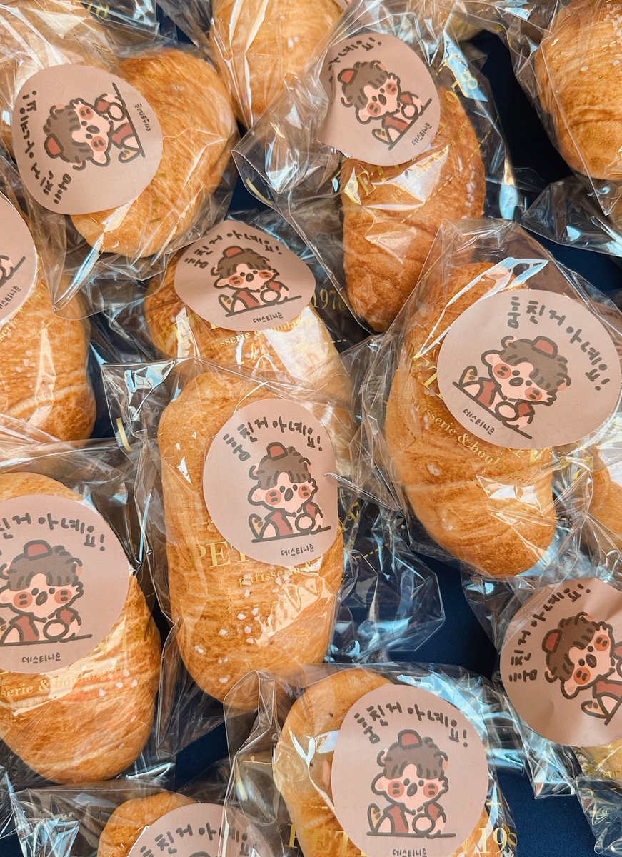 ❘ 🕌 ⌁ 🤴🏻❘
𝐌𝐔𝐒𝐈𝐂𝐀𝐋 : 𝐀𝐋𝐀𝐃𝐃𝐈𝐍
⌙ 샤라딘 서울 막공 커피차 서포트🥤

뮤지컬 <#알라딘> #김준수 배우님의 서울 마지막 공연을 기념하여 커피차와 간식을 준비해드렸어요♡

끝인데 안 끝나지!
#샤라딘 막공 화이텡(੭ ᵔ³ᵔ)੭

샤라딘 음료픽 - 아아메 / 얼박사 / 호두마루라떼💜