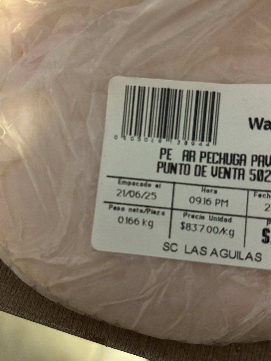 ralggtr's tweet photo. @WalmartMexico en sucursal Las Águilas  CDMX, solamente le entregan el jamón a uno en una bolsa (Peñaranda $800/kg), sin papel o film para envolver, “por orden de la gerencia solo damos bolsa plástica, señor”.  Si seguimos así, pronto se lo van entregar a uno en la mano. https://t.co/bbFUze6RE9