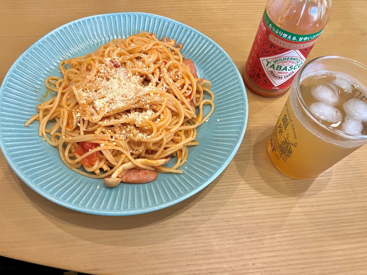 久しぶりのお料理の投稿、しめじとトマトのナポリタン🍅
今年の梅仕事で作った梅シロップの水割りと一緒に。
ŧ‹”ŧ‹”( ‘ч’ )ŧ‹”ŧ‹”

#おうちご飯