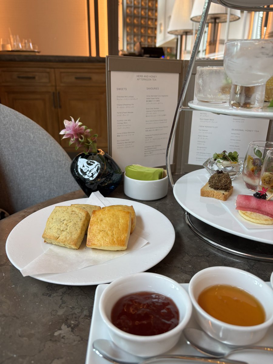 yuyu47810367184's tweet image. 先日、姉に誘ってもらって麻布台のJanuに行ってきました☕️天井高くて東京タワーも眺められる空間が素敵！紅茶やスコーンはリピートはないかも、、(小声)でもやっぱり空間が作りが素敵でそれでもまた行きたーい！！