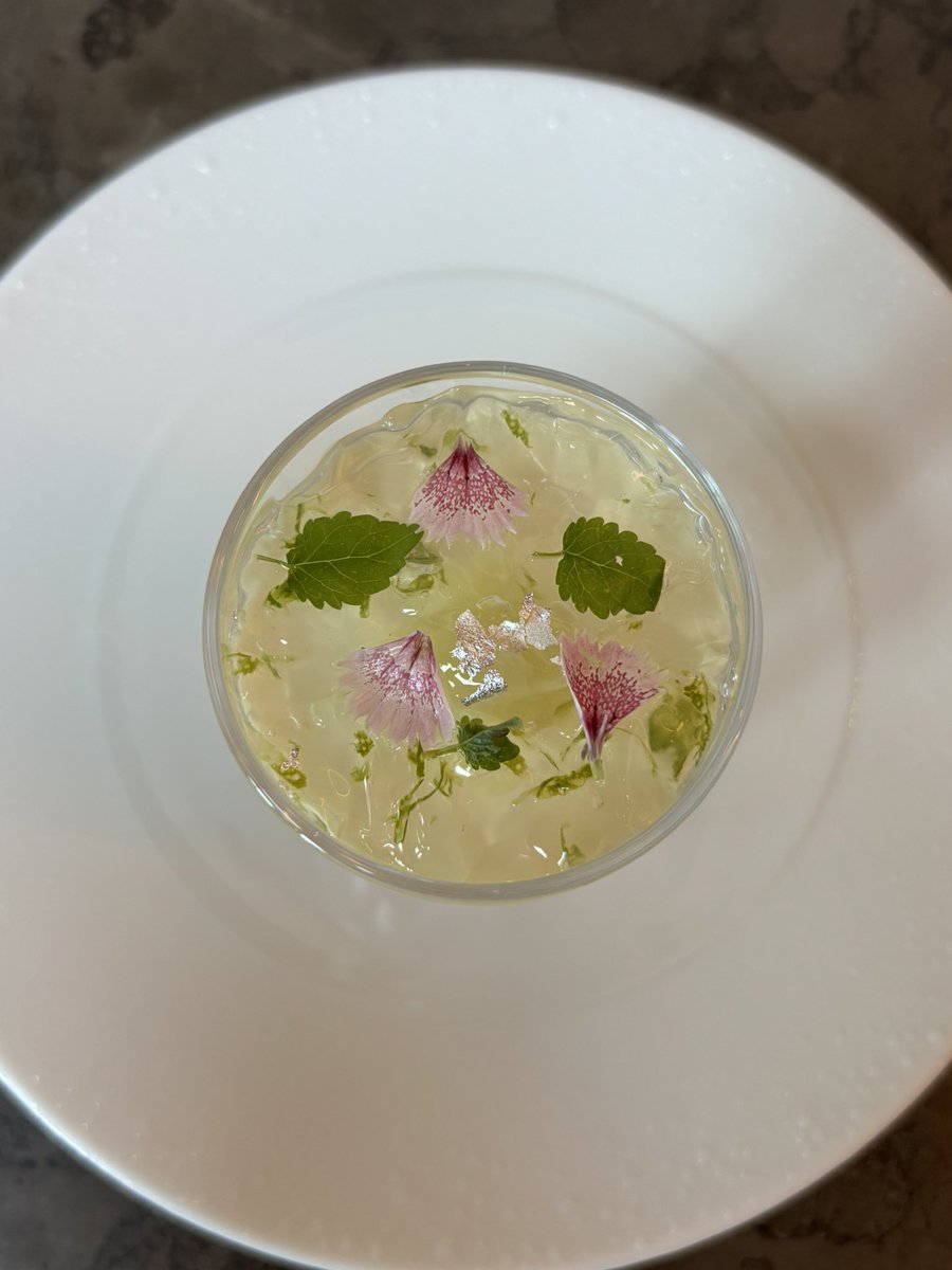 yuyu47810367184's tweet image. 先日、姉に誘ってもらって麻布台のJanuに行ってきました☕️天井高くて東京タワーも眺められる空間が素敵！紅茶やスコーンはリピートはないかも、、(小声)でもやっぱり空間が作りが素敵でそれでもまた行きたーい！！