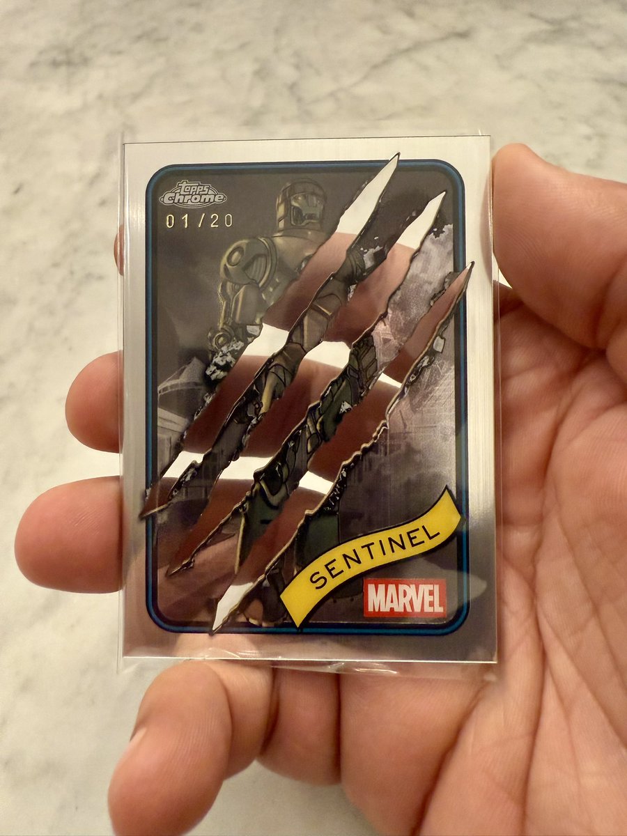 Cardhunter56's tweet photo. Picked up a box of Marvel Topps Chrome from @mambacollects during @FanaticsFest and it was a good one! Family rip today and the missus hit the Clawed parallel SSP https://t.co/8dYlGgYZYJ