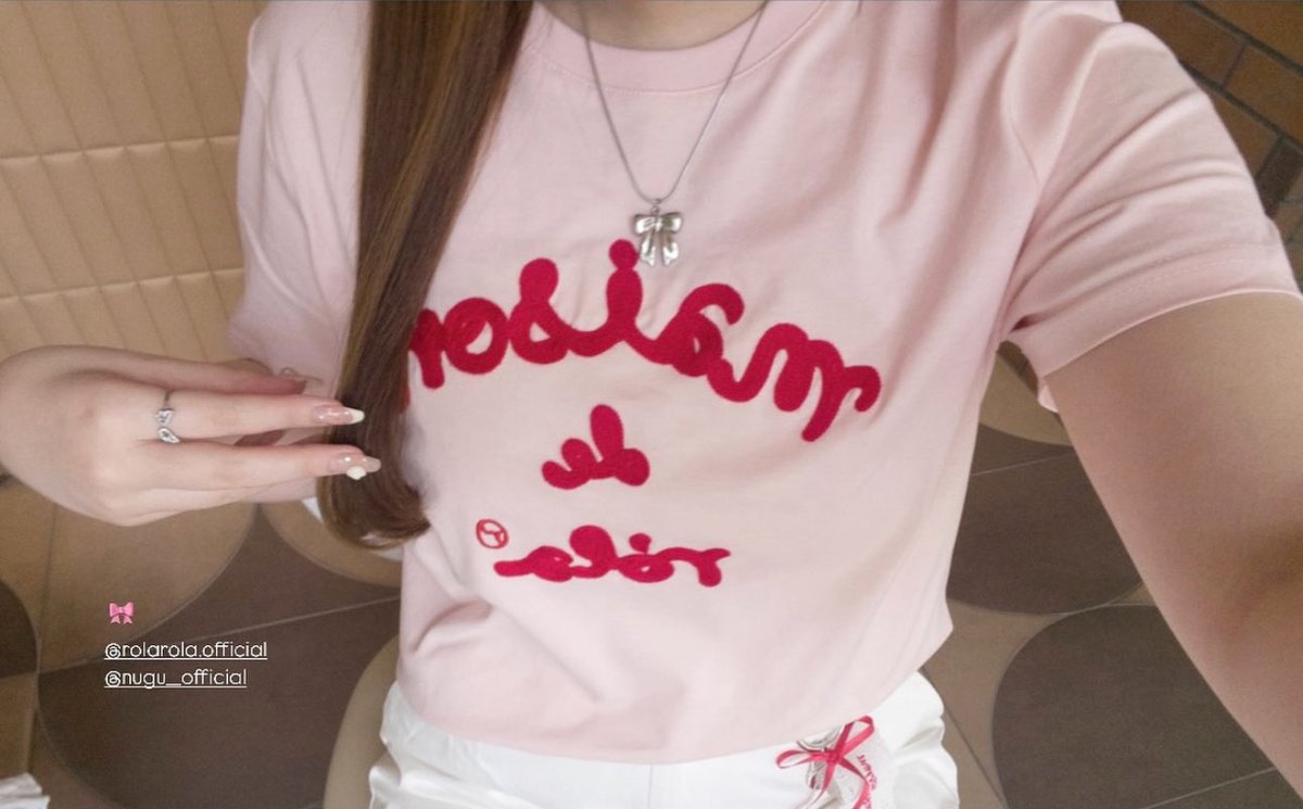 เสื้อ rolarola ตัวนี้ยังพรีได้นะคะ 🍓🥛 แน่นอนว่าสีขาวขึ้นเป็น best seller ✧⁺ ตอนนี้ยังพรีได้ครบสีและไซส์ sale 40% — 850฿ free ems ส่งแอร์ค่า 💭