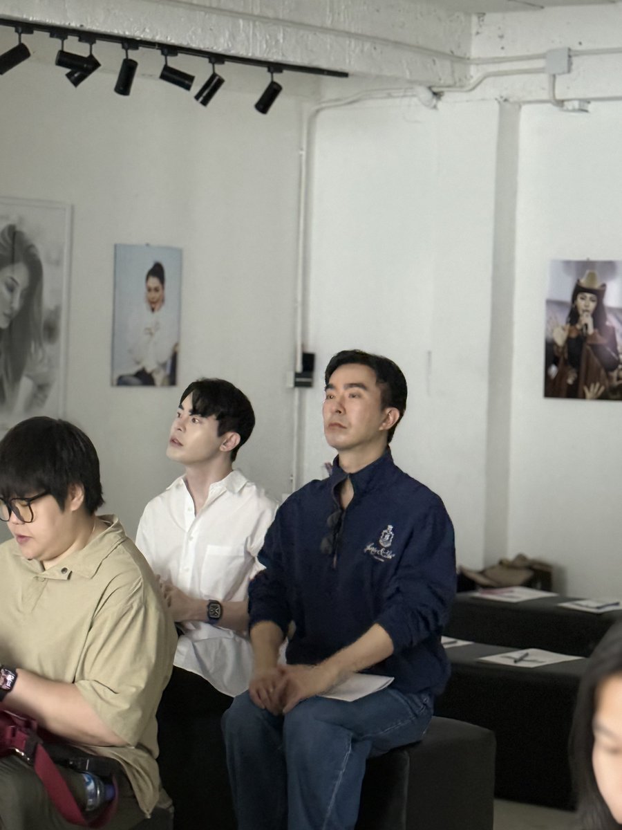 FayePerayaArt's tweet photo. Dr @jojoedoc are here with us

FAYE PERAYA ART EXHIBITION
#JustYouForYouExhibition
#FayePeraya #ฝ้ายพีรญา https://t.co/7WNJkfNkp5