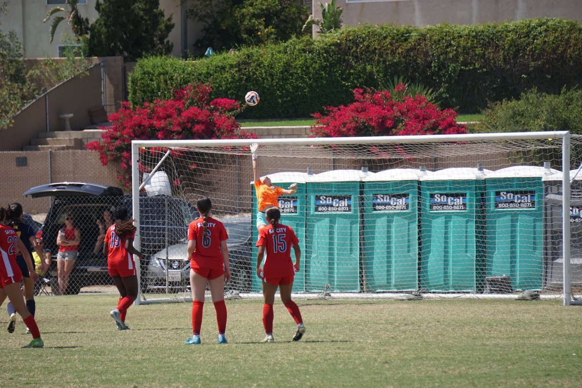 cflo_goalkeeper's tweet image. Business trip to Cali with my @SACity0708GA teammates is going quite well! Thank you to all the coaches that have come out to watch us play. Off day tomorrow, then close out on Monday, 12:30pm PDT. #GASummer
@ImYouthSoccer @ImCollegeSoccer @PrepSoccer @PrepSoccerTX @grtorres…