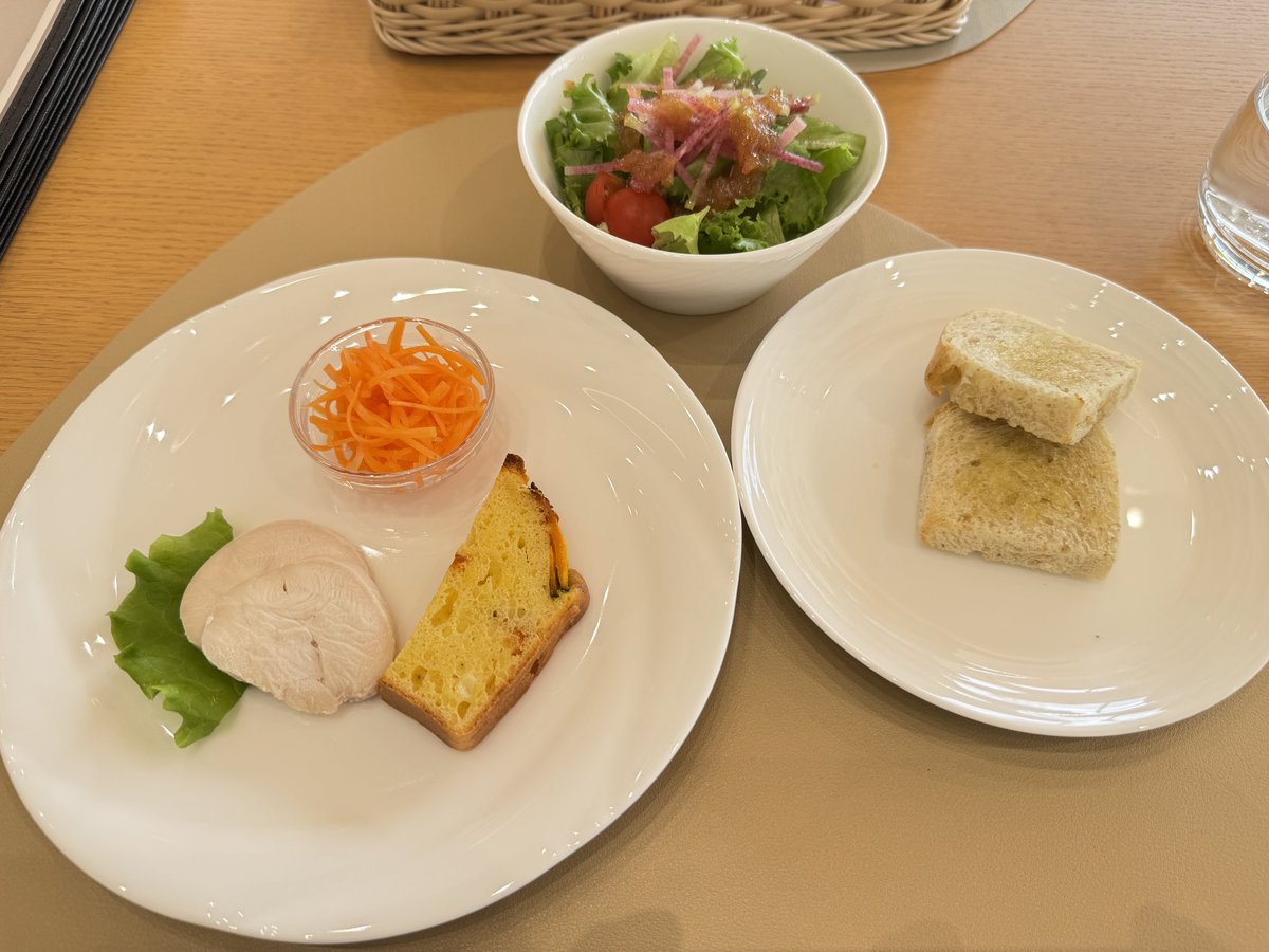 msk0906's tweet photo. acteaにて週末のご褒美ランチ🍽️
ヒミコランチのジェノベーゼ
バジルの香りが広がるパスタ🍝
イカと海老もいい香り☺️
デザートにオパールアルジュデ
ゴールドキウイライチとバナナ
2層のジュレをムースに😋
全部美味しかったです😊
#actea
#ミツオカグランドストア https://t.co/E4C8RFpYtb