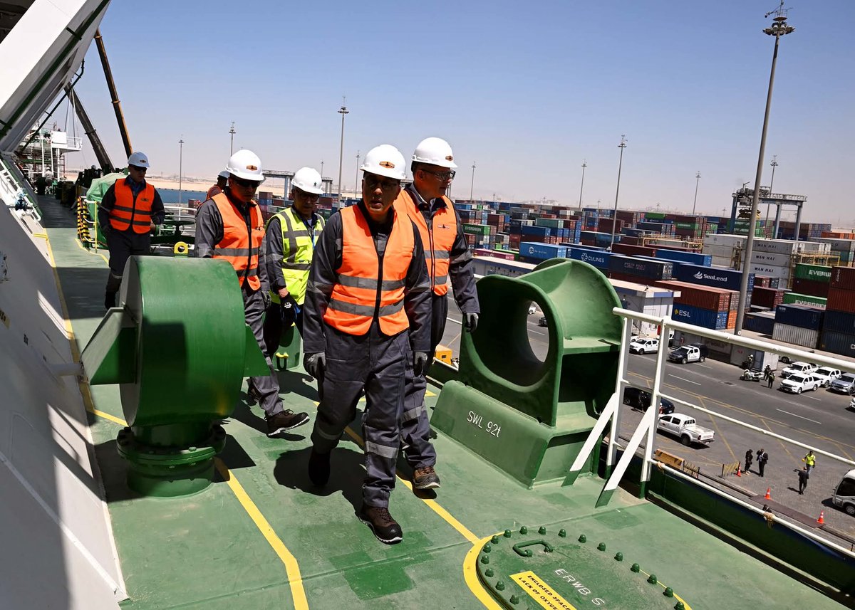 #رئيس_الوزراء يستهل جولته بميناء العين السخنة بتفقد سفينة تغييز الغاز الطبيعي المسال "Energos Eskimo"

للمزيد|facebook.com/share/p/1G1J57…

#رئاسة_مجلس_الوزراء | #مصر