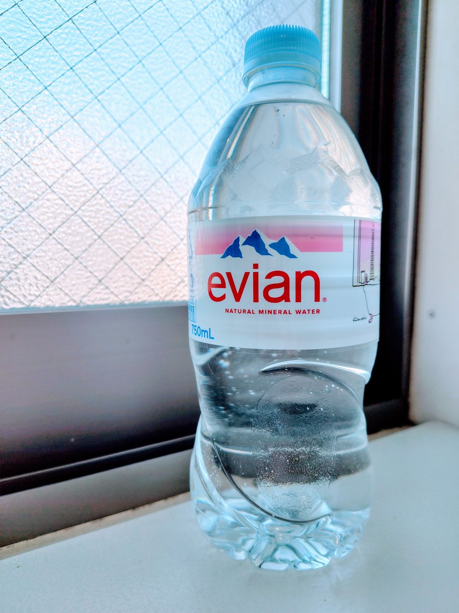 comachisane's tweet photo. あっという間に完飲。

#エビアン #水分補給を忘れずに #水 #硬水 #熱中症に気をつけて #ダイエット #真夏日 #ペットボトル #ミネラルウォーター #暑い #梅雨どこ #体調管理 #体調はどうかな #ご自愛ください #evian #渇き #潤い #気泡 #涼やか #さわやか #水色 https://t.co/vW2nQFcgvp