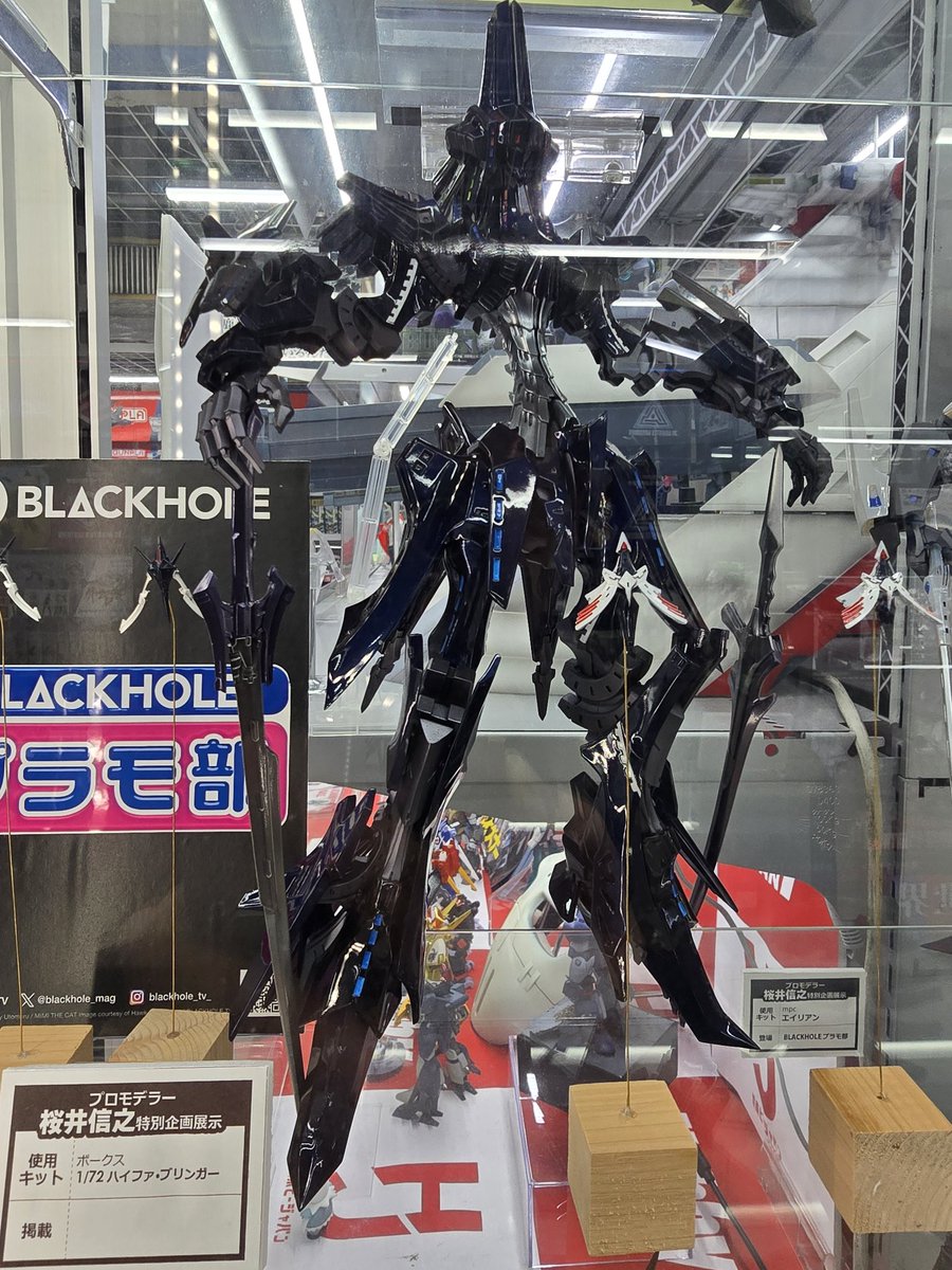 jumbog11's tweet photo. ビックカメラで桜井総統の作例見てきました❗
作例を見入ってしまいました。
雑誌では見ていたけど、やっぱり生で見た方が勉強になりますね。
このストライクドッグの質感が出ないんですよねぇ(--;)
生で見たら、余計に分からなくなりました（笑）
#ボトムズ 
#FSS 
#桜井総統 
#ビックカメラ https://t.co/3Vk2erAann