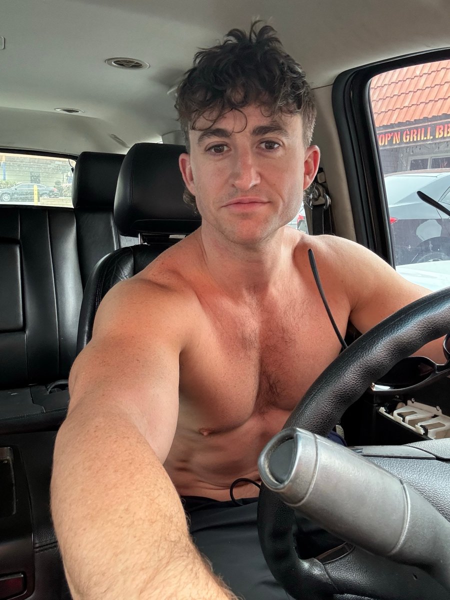 DavidGregoryOF's tweet photo. Had a few minutes to myself in between loads 💦 #laundry #day