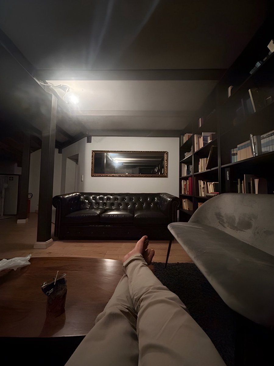 ROMO_RMS's tweet image. رحلة بلا إنترنت جميلة. 
مر وقت طويل من آخر مرة قريت فيها كتاب عربي حديث الإصدار لغته مو ركيكة. 
انصح الكل يقراه #كولاج #كتب #من_أنا #وين_أنا #من_أنت