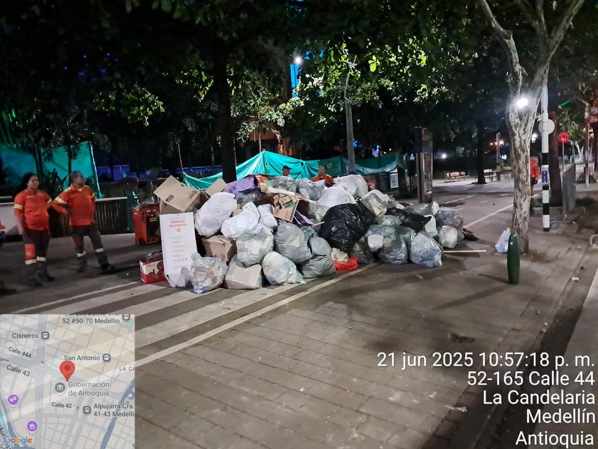 Emvarias's tweet photo. Estas fotos son la definición de lo que somos los paisas, aquí amamos nuestra ciudad, la cuidamos y damos lo mejor siempre para verla cada día mejor. 🥰🚚🌆

Juntos demostramos que el amor por Medellín es infinito y respaldamos a una ciudad que nos enorgullece y nos hace sentir bendecidos de habitarla y cuidarla todos los días. 🧡