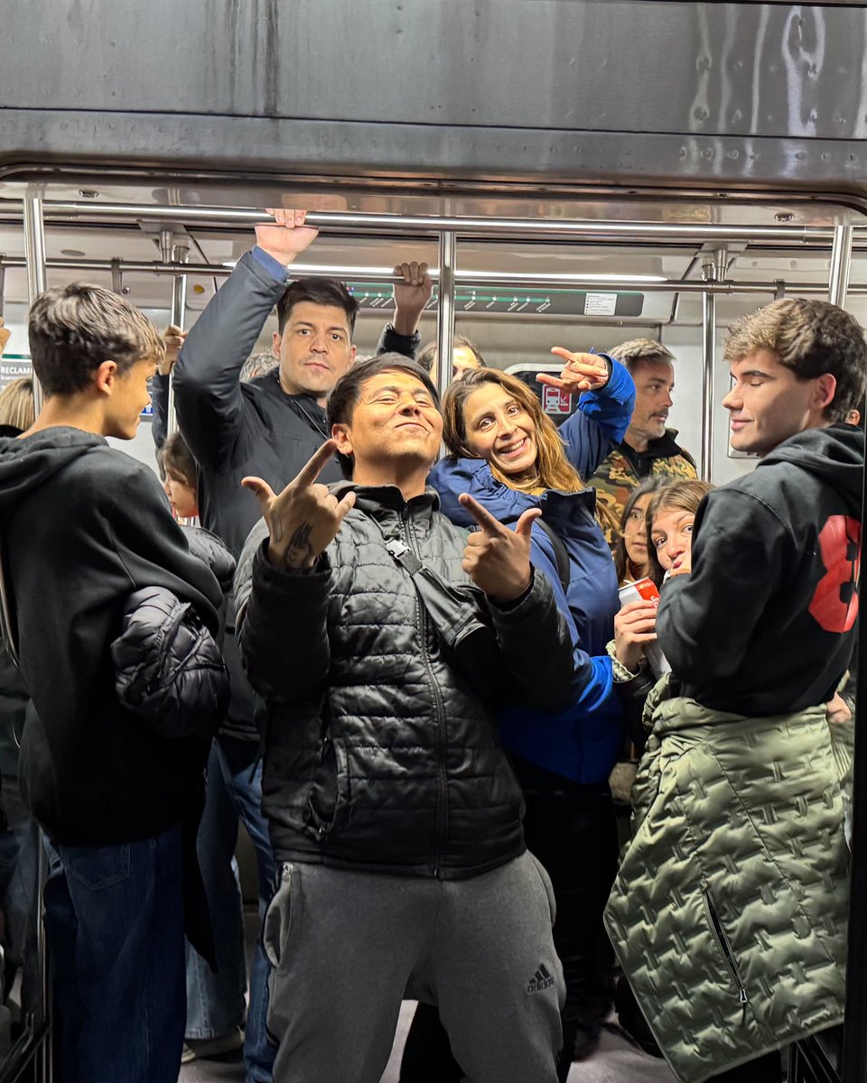 basubte's tweet photo. La tierra está vibrando con distinta melodía 🎶
¡Así fue la vuelta a casa después del recital de Los Piojos!
🚇 Gracias a la extensión del horario en la Línea D, cientos de usuarios pudieron volver a casa después del recital, en subte y sin apuro.
#BASubte https://t.co/DwvPiCZkYe