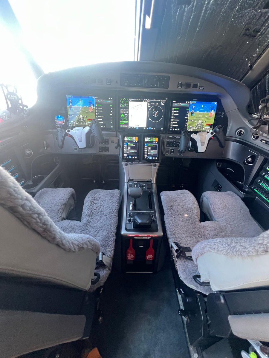 EBAA_France's tweet photo. #SIAE #SalonduBourget | Visite du nouveau #PC12Pro de @PilatusAircraft avec son environnement de pilotage optimisé par le poste intégré @Garmin G3000 PRIME.
✈️ Vitesse de croisière maximale : 537 km/h
✈️ Autonomie accrue : jusqu’à 3426 km
#AviationdAffaires #ParisAirShow https://t.co/NJ5NGwLG6R