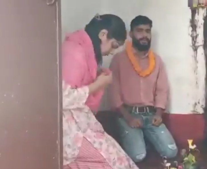 PanwarIftikhar's tweet photo. इस समाज को क्या हो गया रिश्तों को क्या समझ लिया है एक चाची ने भत��जे से शादी करली है #lovetrap https://t.co/VPee6SFSG3