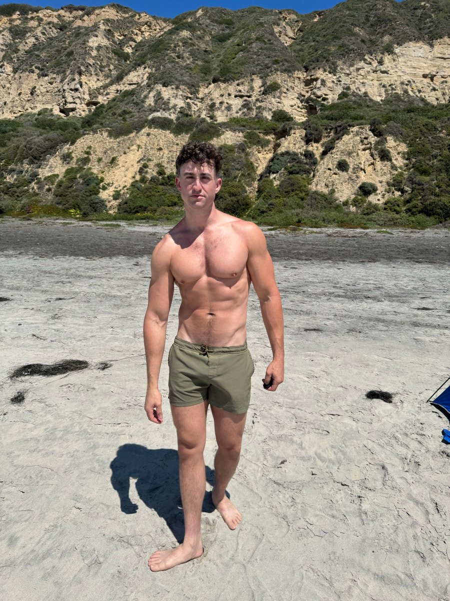 DavidGregoryOF's tweet photo. Flexin on the beach