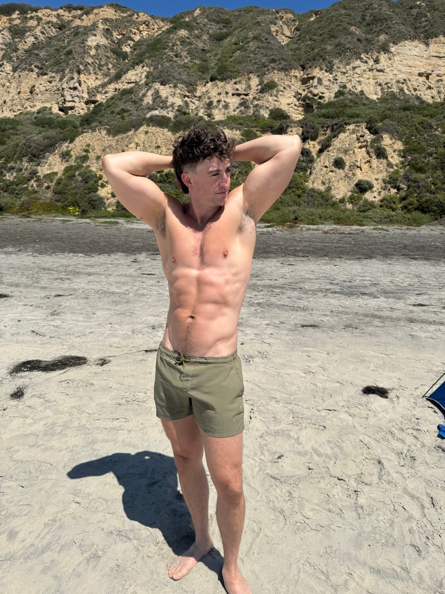 DavidGregoryOF's tweet photo. Flexin on the beach