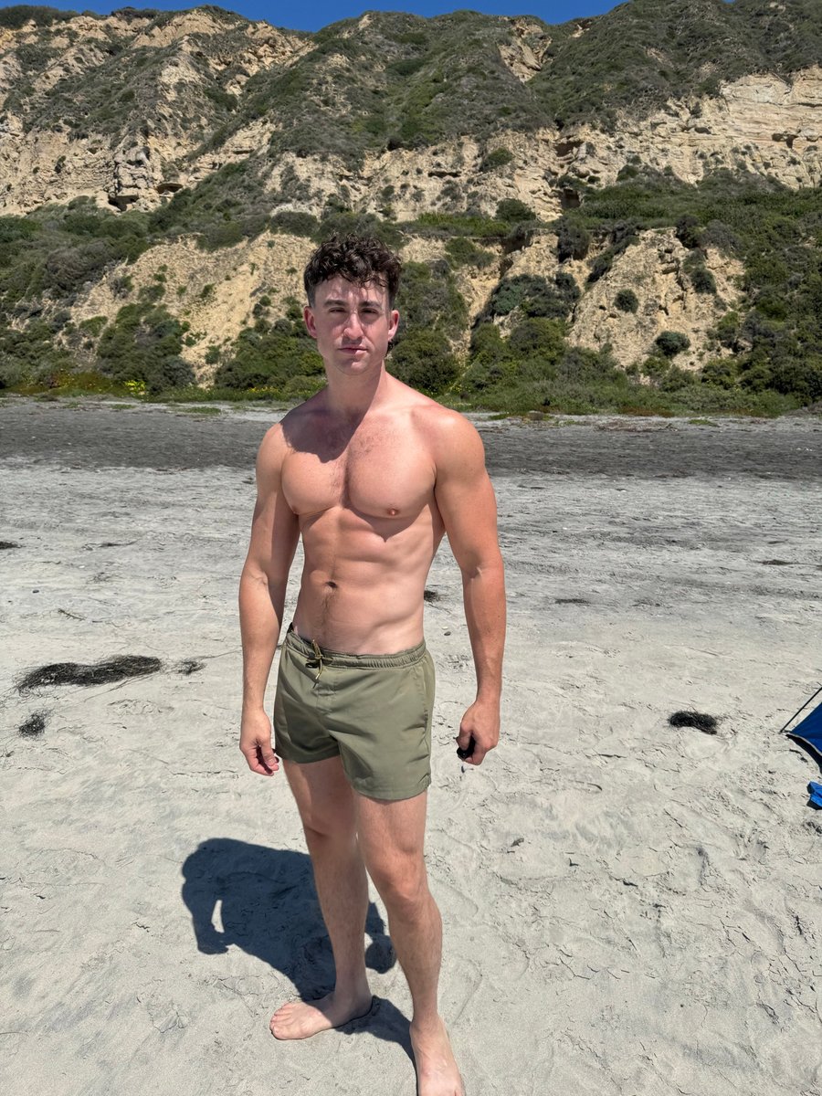 DavidGregoryOF's tweet photo. Flexin on the beach