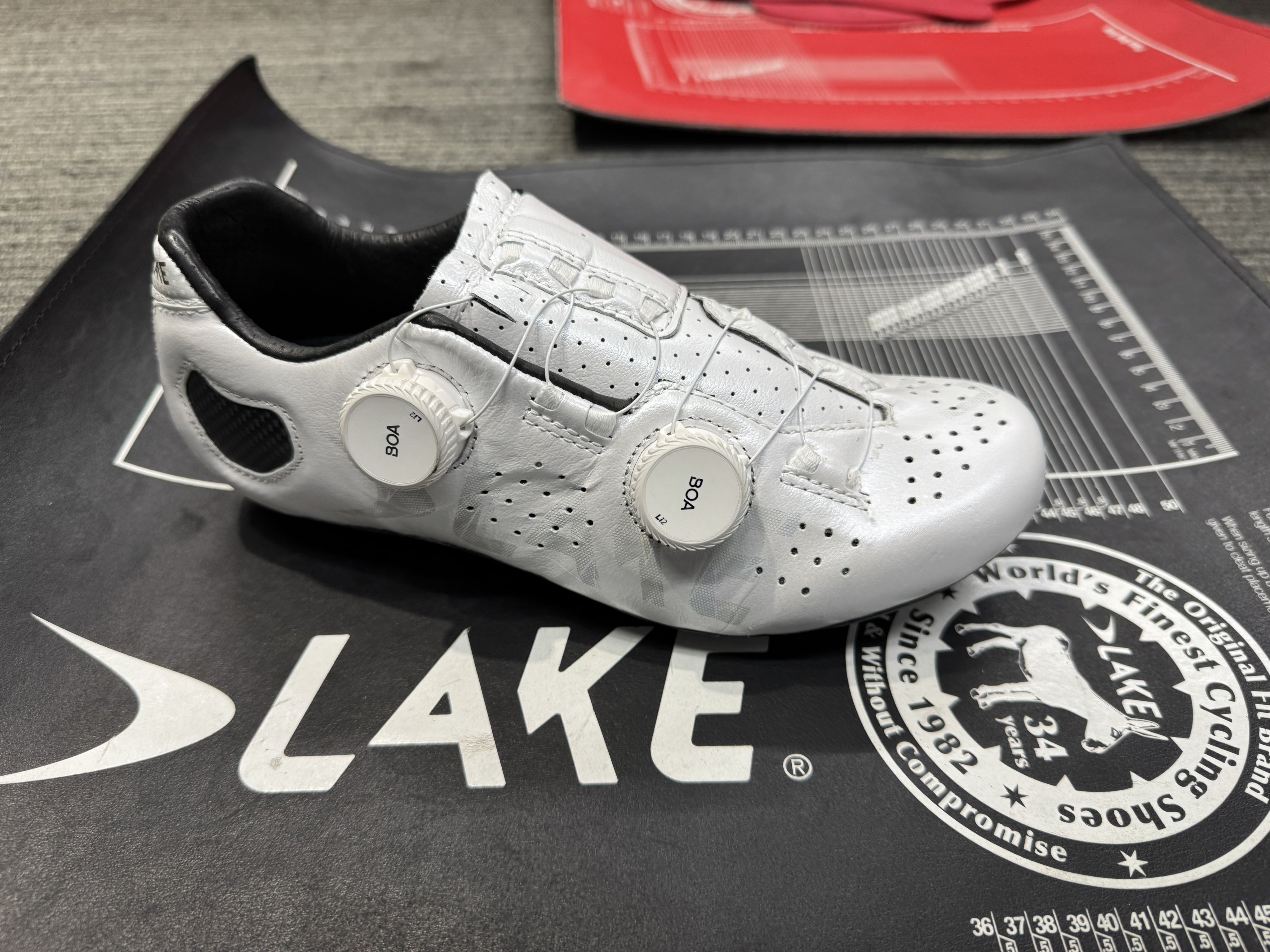 本革が特徴のサイクリングシューズ専業メーカー『LAKE』の国内