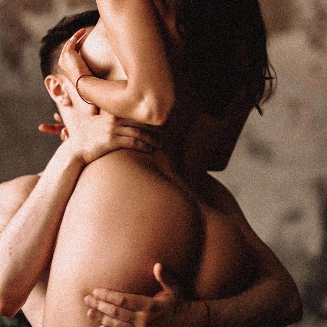 Adoro llenarte de besos...
 Esos besos que hacen tu cuerpo estremecer, tu espalda arquearse, tu cadera buscar mis labios...
Besos que me muestran tu sonrisa retorcida llena de placer y de lujuria, tus ojos pidiéndome siempre...
 No pares, mas !!!!!!!