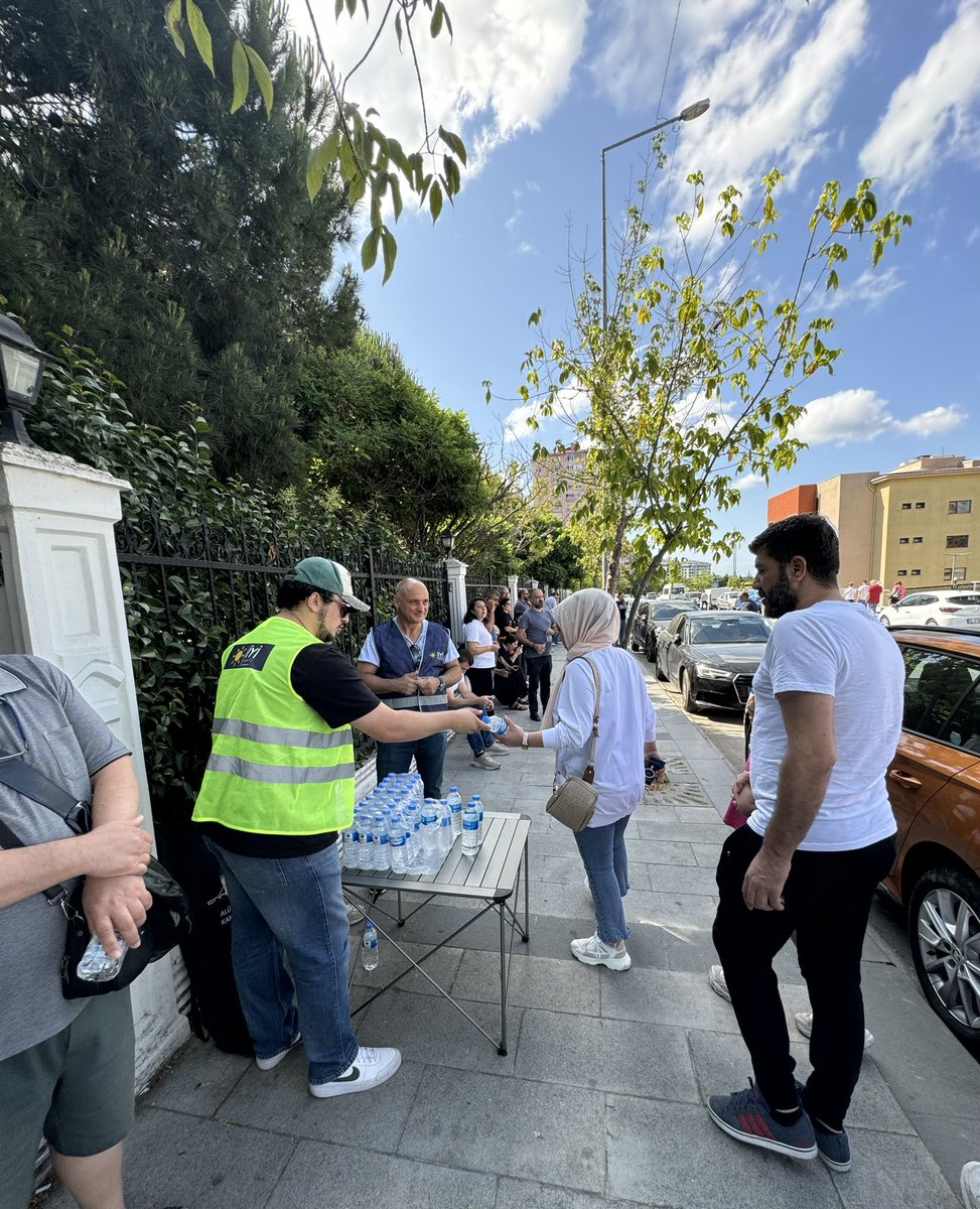 Bugün İYİ Gençlik Beylikdüzü olarak, Gençlik Kolları Başkanımız Kaan Genç, Teşkilat Başkanımız Cengizhan Karadağoğlu ve Basın Yayın ve Sosyal Medyadan Sorumlu Başkan Yardımcımız Gökdeniz Durgun’un katılımlarıyla AYT sınavına giren arkadaşlarımıza moral verip sohbet ettik, su