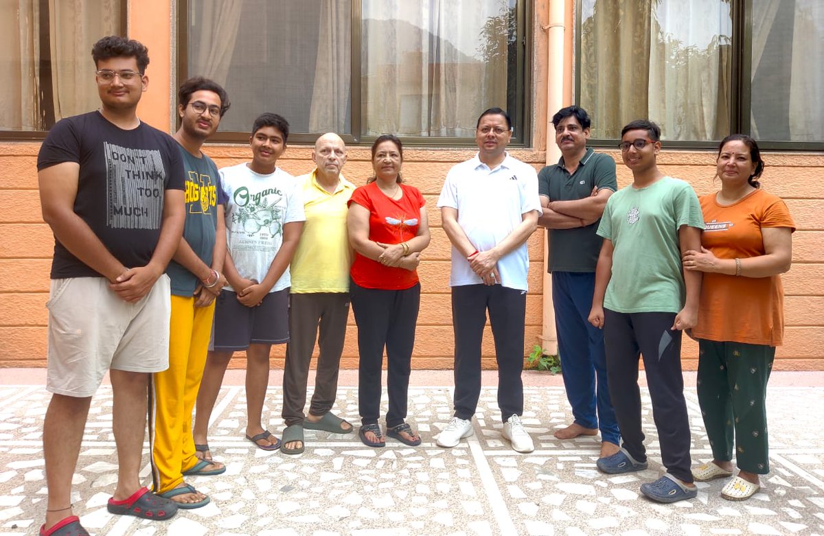MANISH PANDEY (@manishpandeylkw) on Twitter photo जनता दरबार लगाने के दौर मे धामी जनता के दरबार में...
थोड़ा आपको अजीब लगेगा पर खुद ही देखिये की उस दौर में जब नेता जनता दरबार लगाते हैं , उस दौर में हमारे देश का एक मुख्यमंत्री ताम झाम छोड़कर खुद जनता के दरबार में पहुंच रहा है ।
तस्वीर उत्तराखंड के सी एम <a href="/pushkardhami/">Pushkar Singh Dhami</a>
की है जो जनता दरबार लगाने के दौर मे धामी जनता के दरबार में...
थोड़ा आपको अजीब लगेगा पर खुद ही देखिये की उस दौर में जब नेता जनता दरबार लगाते हैं , उस दौर में हमारे देश का एक मुख्यमंत्री ताम झाम छोड़कर खुद जनता के दरबार में पहुंच रहा है ।
तस्वीर उत्तराखंड के सी एम <a href="/pushkardhami/">Pushkar Singh Dhami</a>
की है जो