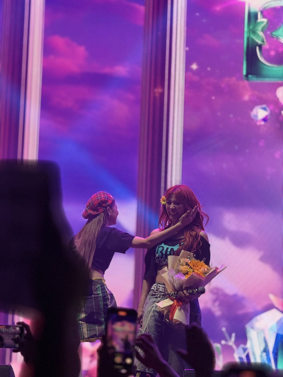 urfavbinyves's tweet photo. MACOLET KA BA?

BINIVERSE TAKES VANCOUVER  

#BINIverseWorldTour2025 
#BINIverseVancouver #BINI https://t.co/cspChhtjee