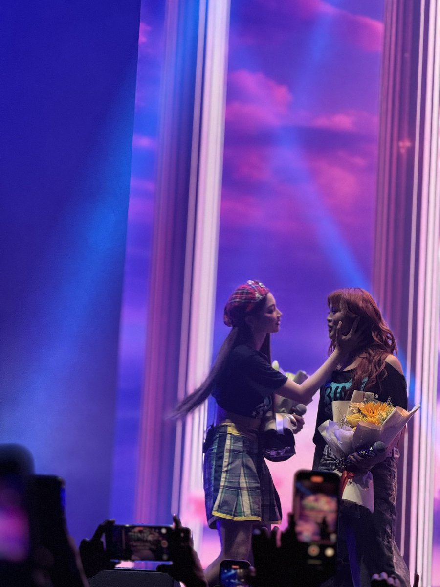 urfavbinyves's tweet photo. MACOLET KA BA?

BINIVERSE TAKES VANCOUVER  

#BINIverseWorldTour2025 
#BINIverseVancouver #BINI https://t.co/cspChhtjee
