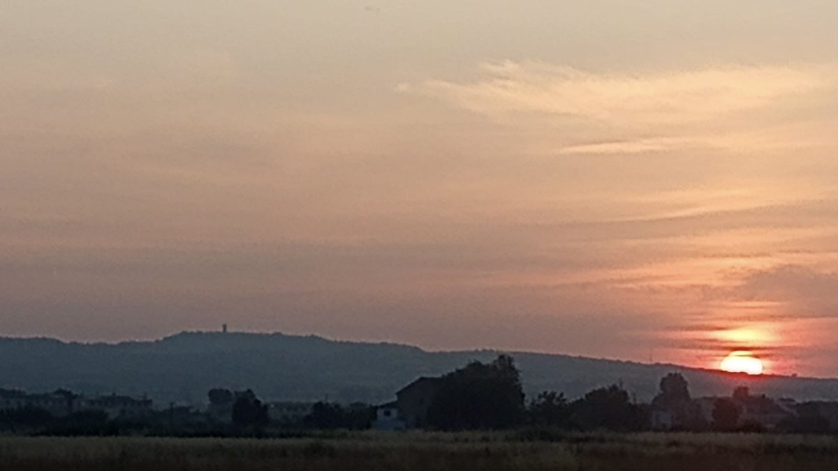Xavier Coll (@xcollgi) on Twitter photo Albada 22/6/25,amb la silueta de #serradAlmenara cel enlleganyat,20°C <a href="/meteocat/">Meteocat</a> <a href="/MeteoMauri/">MeteoMauri</a> <a href="/meteorac1/">Meteorologia RAC1</a> <a href="/eltempsTV3/">El temps</a> <a href="/elnacionalcat/">ElNacional.cat</a> <a href="/SergiLoras/">Sergi Loras</a> <a href="/gemmapuigf/">Gemma Puig Feliu</a> <a href="/SoniaPapell/">Sònia Papell</a> <a href="/climadelleida/">Climadelleida/meteoponent</a> <a href="/AEMET_Cat/">AEMET_Cataluña</a> Albada 22/6/25,amb la silueta de #serradAlmenara cel enlleganyat,20°C <a href="/meteocat/">Meteocat</a> <a href="/MeteoMauri/">MeteoMauri</a> <a href="/meteorac1/">Meteorologia RAC1</a> <a href="/eltempsTV3/">El temps</a> <a href="/elnacionalcat/">ElNacional.cat</a> <a href="/SergiLoras/">Sergi Loras</a> <a href="/gemmapuigf/">Gemma Puig Feliu</a> <a href="/SoniaPapell/">Sònia Papell</a> <a href="/climadelleida/">Climadelleida/meteoponent</a> <a href="/AEMET_Cat/">AEMET_Cataluña</a>