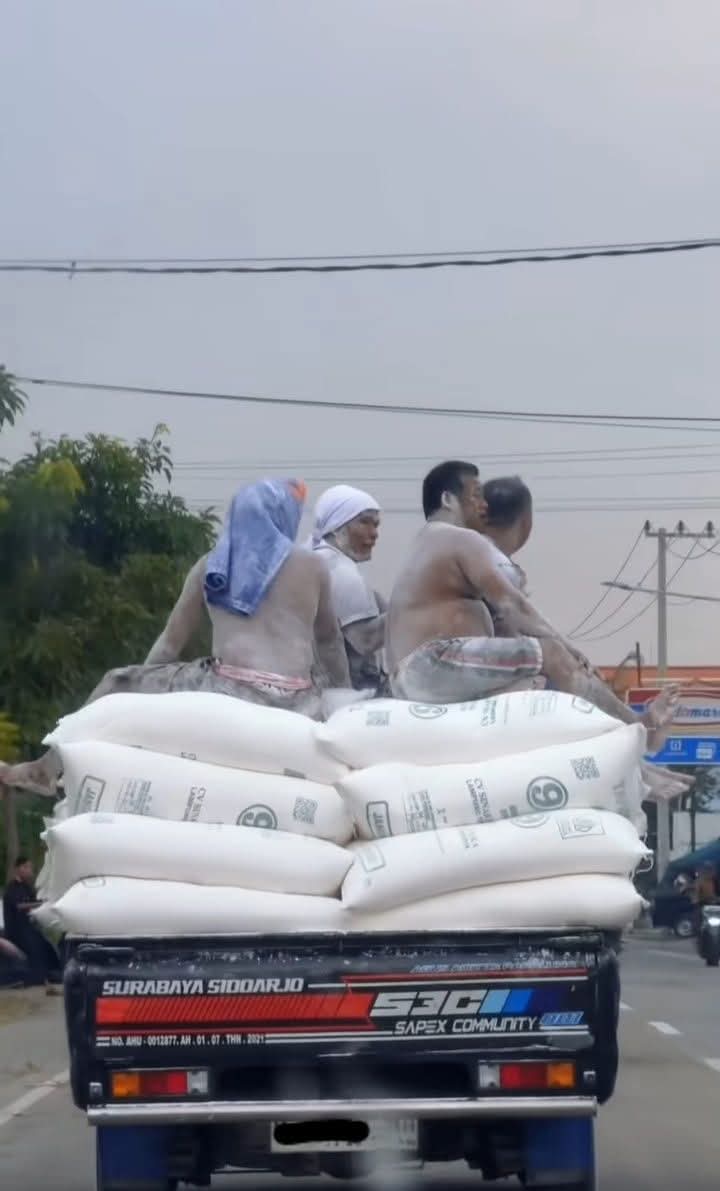 Bayangno, wes pontang panting kerjo tekan ngomah ditakoni 
"sebenarnya, kamu sayang aku engga sih?"