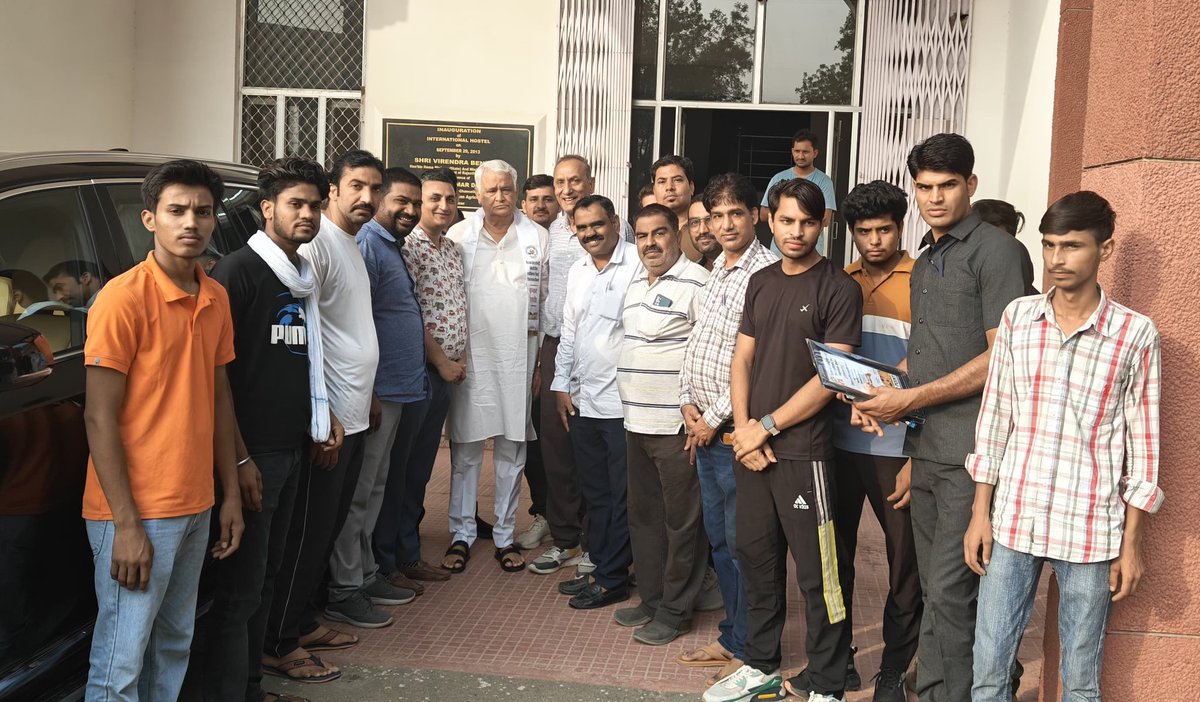 RESTARajasthan's tweet photo. जननायक @DrKirodilalBJP जी से मिलकर महात्मा गांधी अंग्रेजी माध्यम स्कूलों में जल्द पदस्थापन,रीट भर्ती में छाया पद स्वीकृत,बकाया पदोन्नति,तबादले,कंप्यूटर अनुदेशकों की मांगे,समग्र शिक्षा कार्यालयों में हुए इंटरव्यू का परिणाम जारी करवाने आदि मांगों से करवाया अवगत। @rajeduofficial https://t.co/81awWZ8pJl