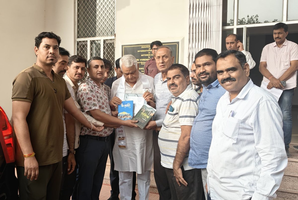 RESTARajasthan's tweet photo. जननायक @DrKirodilalBJP जी से मिलकर महात्मा गांधी अंग्रेजी माध्यम स्कूलों में जल्द पदस्थापन,रीट भर्ती में छाया पद स्वीकृत,बकाया पदोन्नति,तबादले,कंप्यूटर अनुदेशकों की मांगे,समग्र शिक्षा कार्यालयों में हुए इंटरव्यू का परिणाम जारी करवाने आदि मांगों से करवाया अवगत। @rajeduofficial https://t.co/81awWZ8pJl