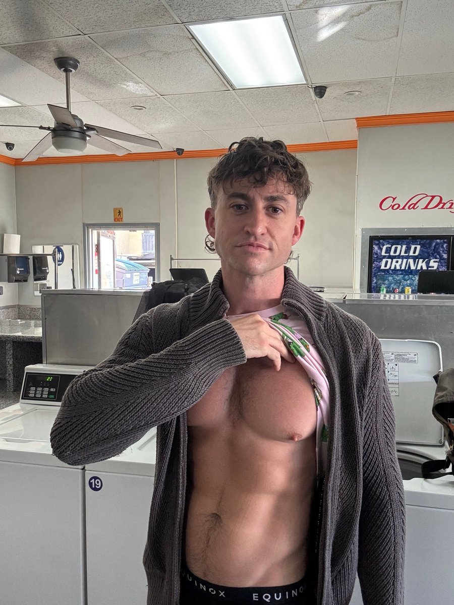 DavidGregoryOF's tweet photo. Laundry day abs https://t.co/8DjzojhWli