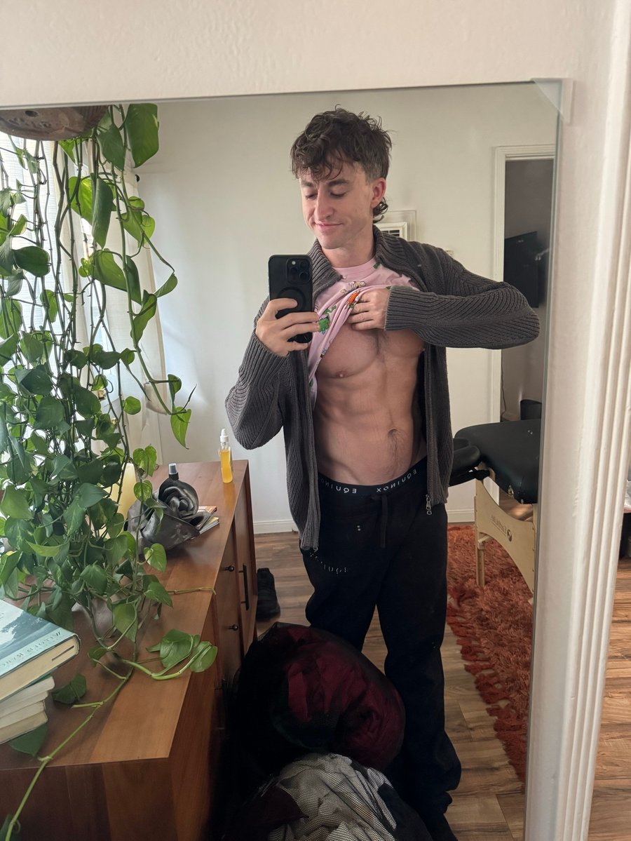 DavidGregoryOF's tweet photo. Laundry day abs https://t.co/8DjzojhWli