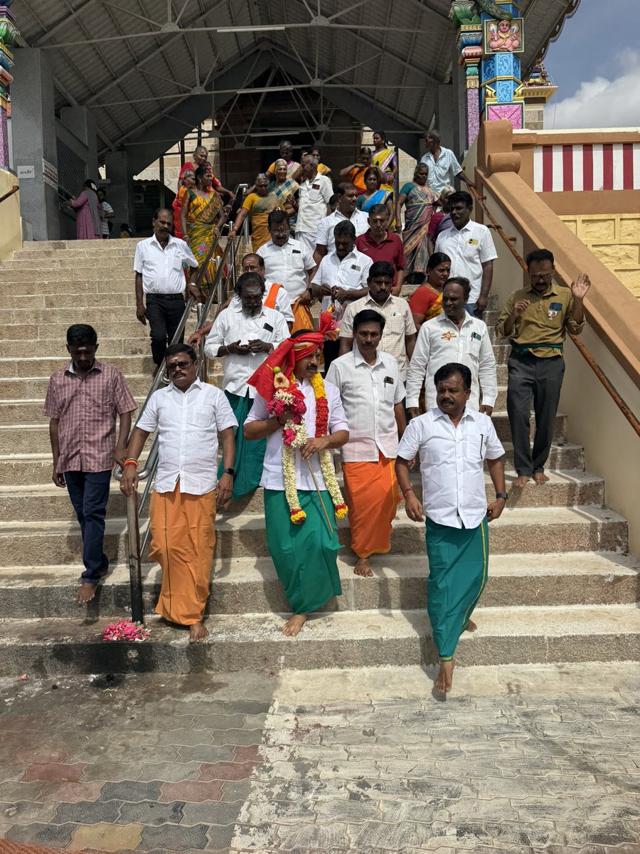VVSenthilnathan's tweet photo. சங்கம் வைத்து தமிழ் வளர்த்த மதுரை மாநகரில்  நடைபெறுகின்ற முருக பக்தர்கள் மாநாட்டிற்கு தமிழ் கடவுளாம்,கரூர் வெண்ணமலை முருகப்பெருமானை வணங்கி வெற்றிவேல் எடுத்து மதுரை மாநகரம் நோக்கி புறப்பட்ட பொழுது....

வெற்றிவேல்! வீரவேல்!!

@NainarBJP https://t.co/muOgIGHGLs