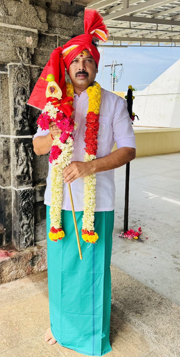 VVSenthilnathan's tweet photo. சங்கம் வைத்து தமிழ் வளர்த்த மதுரை மாநகரில்  நடைபெறுகின்ற முருக பக்தர்கள் மாநாட்டிற்கு தமிழ் கடவுளாம்,கரூர் வெண்ணமலை முருகப்பெருமானை வணங்கி வெற்றிவேல் எடுத்து மதுரை மாநகரம் நோக்கி புறப்பட்ட பொழுது....

வெற்றிவேல்! வீரவேல்!!

@NainarBJP https://t.co/muOgIGHGLs