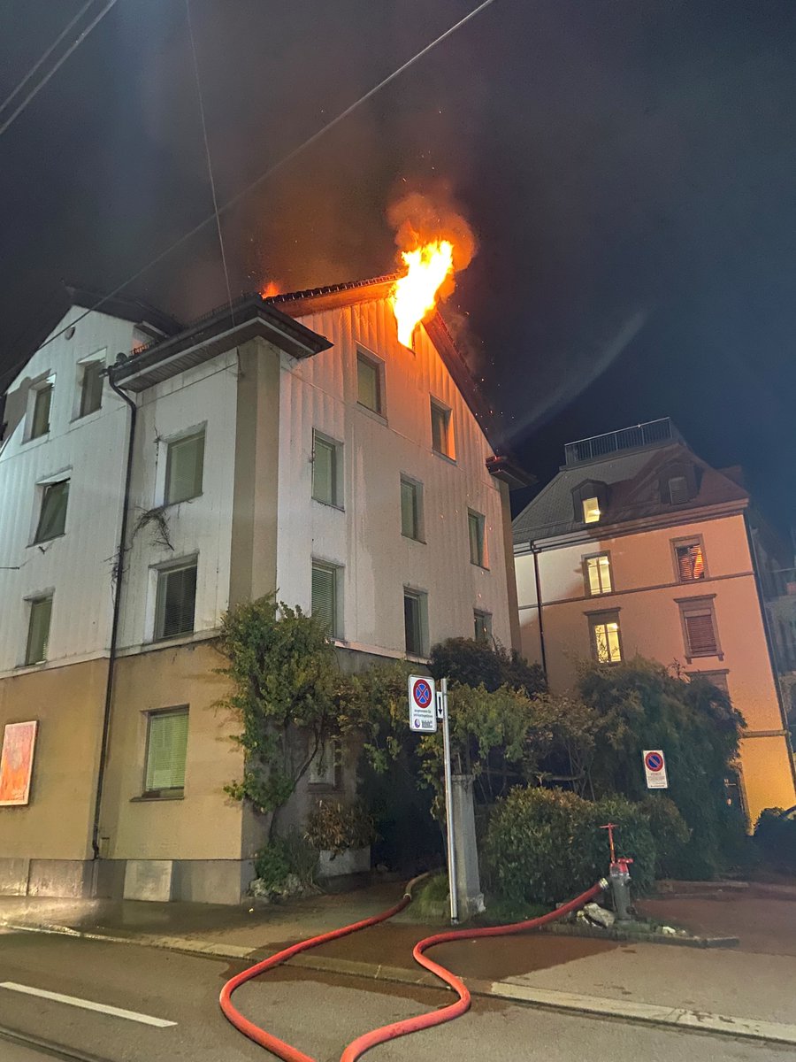 Dachstock in Vollbrand🔥: In der Nacht auf Sonntag hat im Kreis 2 das Dachgeschoss eines Mehrfamilienhauses #Feuer gefangen. Die Bewohnenden blieben unverletzt. Die Nachlöscharbeiten gestalten sich sehr aufwändig und kräftezehrend. Zur #Medienmitteilung: bit.ly/44ieVvJ
