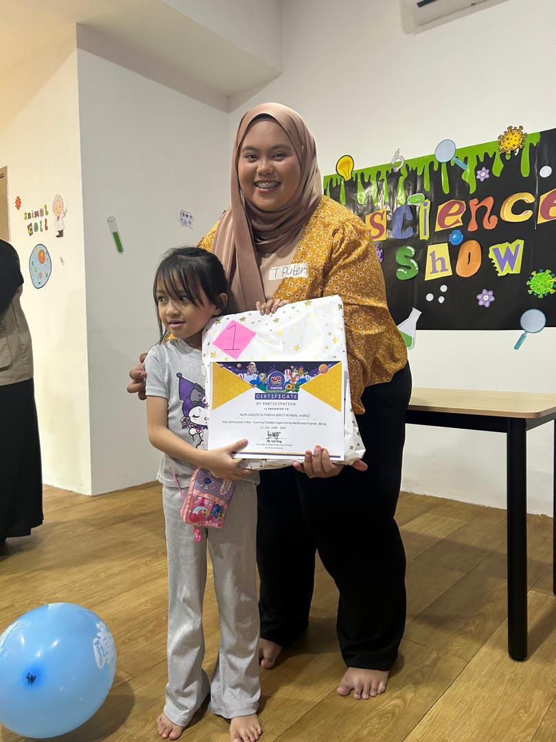 alynyusoff's tweet photo. My daughter won the first place! 🥇 
Alhamdulillah tak sia-sia tau dia selalu practice dekat rumah. Dah bertukar-tukar brand crayon, yang ni yang dia paling suka sebab licin &amp; smooth je — tak penat 🤩

https://t.co/7B4ZiEnafY https://t.co/7EdTu956io