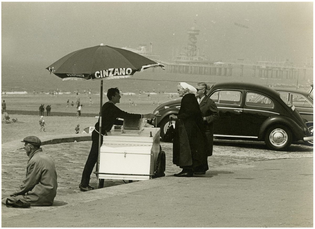 Zomer 1967, ijsjes op de Boulevard in Scheveningen.
Collectie <a href="/haagsarchief/">Haags Gemeentearchief</a>