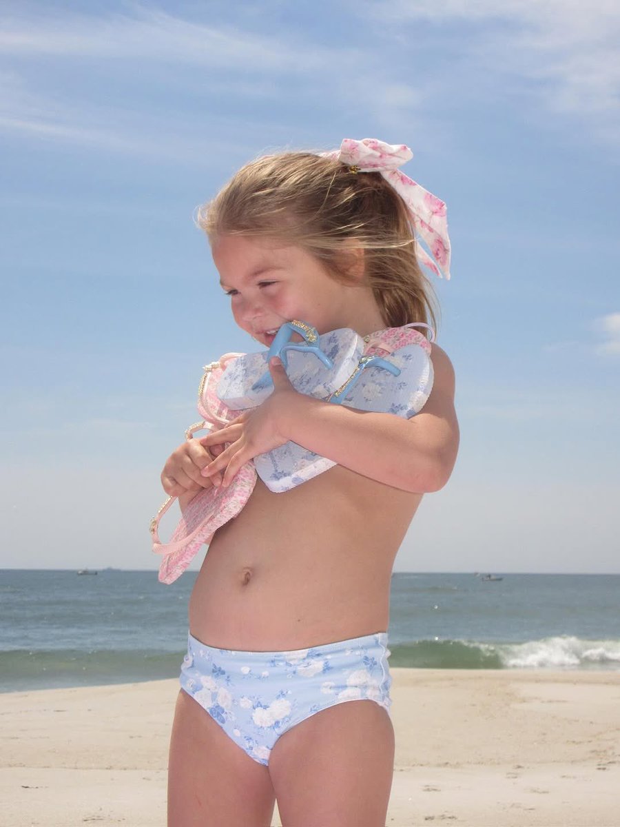 loveshackfancy x havaianas 🩴👙🛟
รองเท้าแตะของสาวพินเทอเรสน่ารักมาก