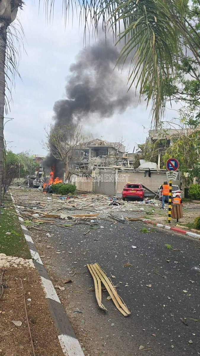 تل ابيب الآن إثر سقوط صاروخ إيراني 

والقادم أعظم