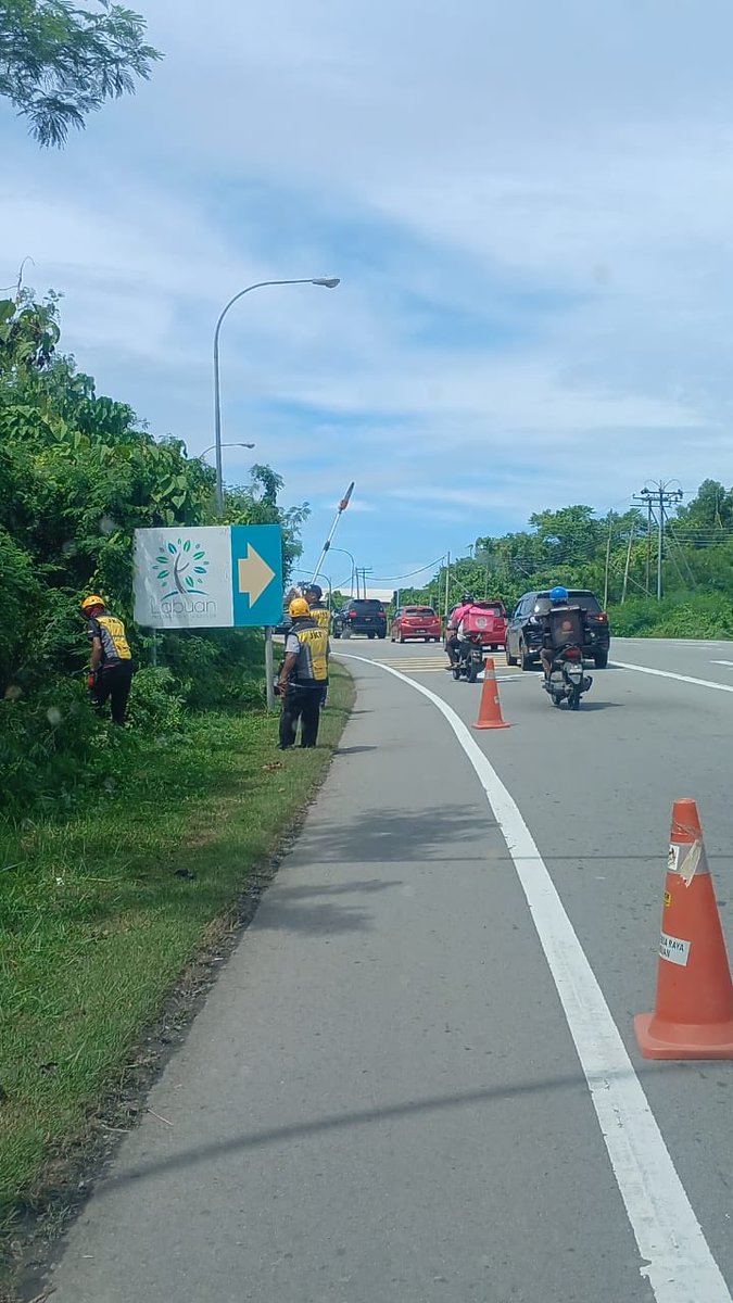 JKR Labuan (@jkrlabuan) on Twitter photo Tingkatkan Keselamatan Jalanraya - Kerja-kerja mencantas dahan pokok secara Jabatan bagi menambahbaik jarak penglihatan pemandu, papan tanda jalan terlindung di Jalan Rancha-Rancha (L706).
<a href="/RoslanisE/">Roslan bin Ismail</a>
<a href="/TKPKR_Infra/">TKPKR (Sektor Infra)</a>
<a href="/Shahrom_007/">Mohd Shahrom</a>
<a href="/IPJKR_Official/">JKR Malaysia Rasmi</a> Tingkatkan Keselamatan Jalanraya - Kerja-kerja mencantas dahan pokok secara Jabatan bagi menambahbaik jarak penglihatan pemandu, papan tanda jalan terlindung di Jalan Rancha-Rancha (L706).
<a href="/RoslanisE/">Roslan bin Ismail</a>
<a href="/TKPKR_Infra/">TKPKR (Sektor Infra)</a>
<a href="/Shahrom_007/">Mohd Shahrom</a>
<a href="/IPJKR_Official/">JKR Malaysia Rasmi</a>