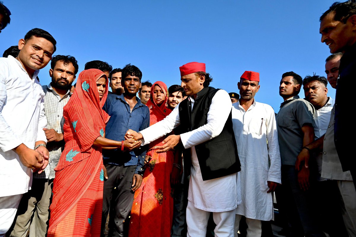 yadavakhilesh's tweet photo. किसान पूछ रहे हैं जब माननीय मुख्यमंत्री जी ने कृषि का ‘हवा-हवाई सर्वेक्षण’ किया था तो हवाई पट्टी से उड़ने के बाद, मजबूरी में सड़क पर मक्का सुखाने से बनी ये ‘मक्का पट्टी’ दिखाई दी थी क्या? 

भाजपा किसानों की समस्या क्यों नहीं समझती है। समतल के अभाव में सड़कों पर मक्का सुखाने का विकल्प हर तरह से असुरक्षित है। किसानों की मजबूरी को समझकर सरकार विशेष प्रबंध करे। यातायात और परिवहन के लिए आवागमन का मार्ग सुरक्षित होना चाहिए। ये किसानों के जीवन के लिए भी ख़तरनाक है।