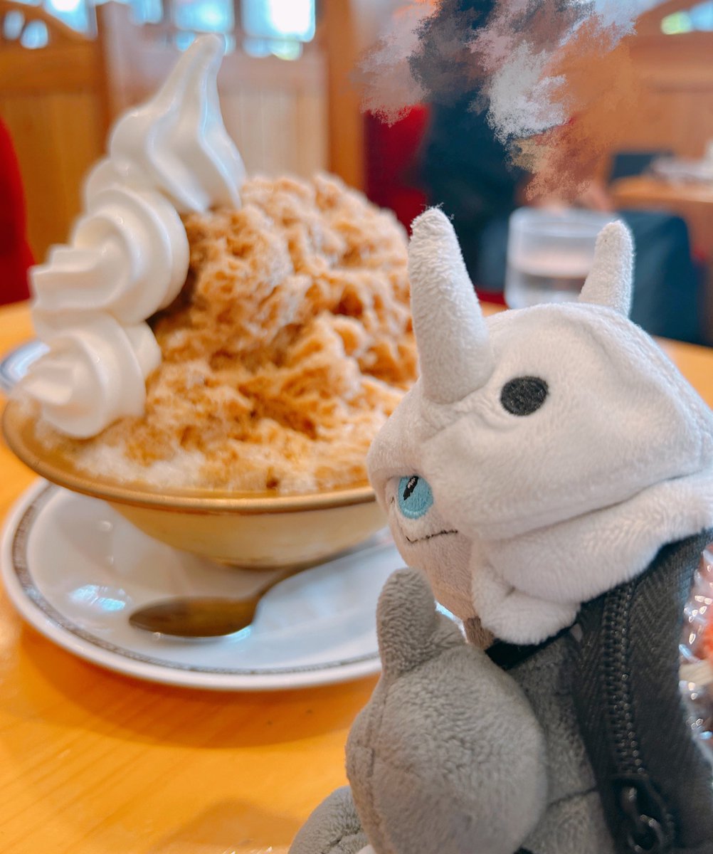 Boss_nichijoo's tweet photo. このかき氷のデカさ……全部食べれるの！？という顔ね、ボス！
食べるわよ！ https://t.co/RKtJS1My4y