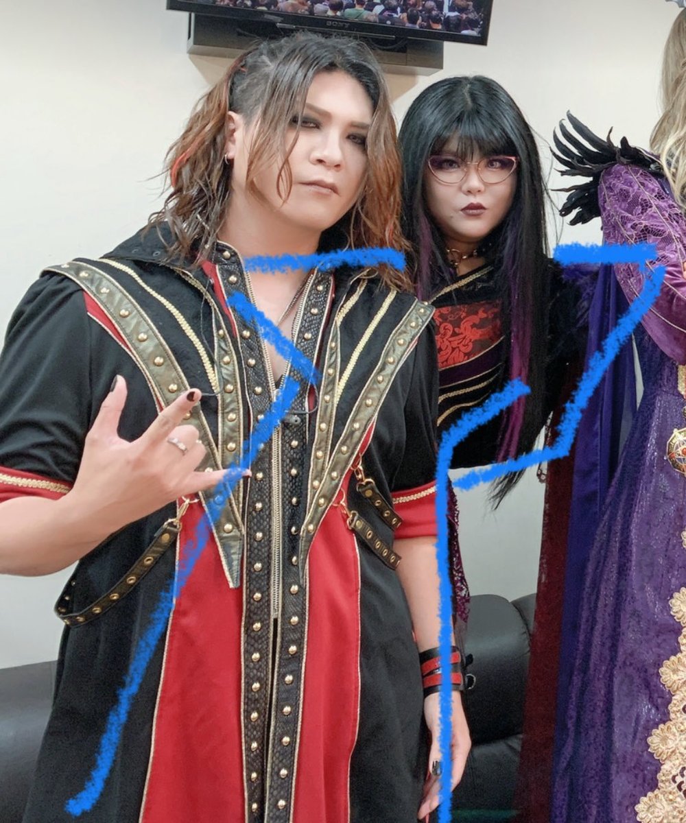 安心してください。
下半身、ちゃんと付いてます。

楽屋→ステージに降りる階段が急だったので、危険回避で靴をステージ袖で履こう！ってことになり…。

そしたら、写真の時に身長が足りなくて後ろのソファーに乗って「ひょっこり」したら、めちゃくちゃ綺麗にKAZUMAさんの後ろに隠れちゃったの！笑