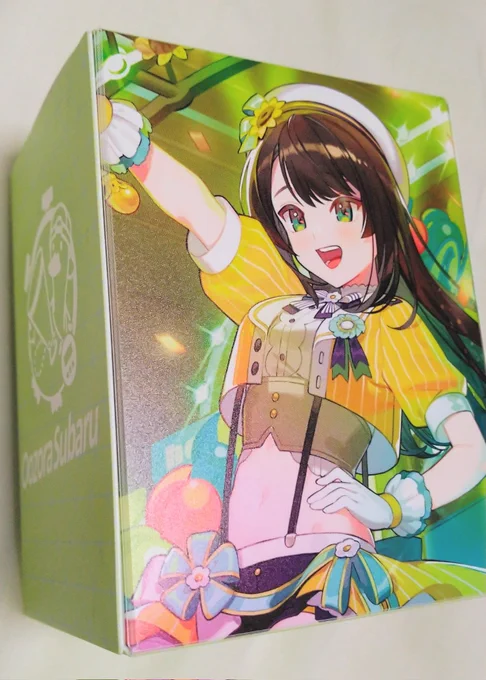 昨日買ったスバちゃんのデッキケース、購入時はバーコードシールで隠れててわからなかったんだけど 開封したら裏面のデザインで二面性表現してて天才か!?ってなった…